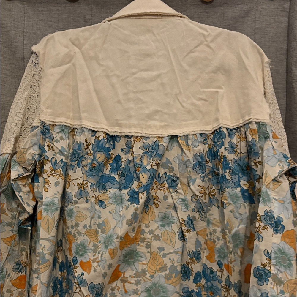 POL Cream and Floral Button-Up with Pearl Accents - Picture 6 of 9